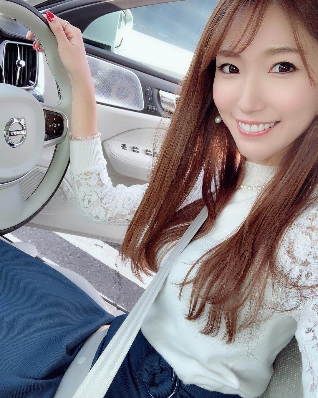 美波千夏さんのインスタグラム写真 - (美波千夏Instagram)「撮影なう❤️ボルボ 新型V60で日光に来てます！予約は開始してますがまだ街中は走ってない車なんですよー♪ 高速道路で運転させてもらったんだけど、すでに欲しい…☺️笑 ストーリーも更新してるので是非見てください🙌 . . . #ボルボ #volvo #V60 #v60volvo #新型V60 #car #instacar #車 #車好きな人と繋がりたい #instacar #รถ  #자동차 #オートックワン」11月19日 16時26分 - chinatsu_minami