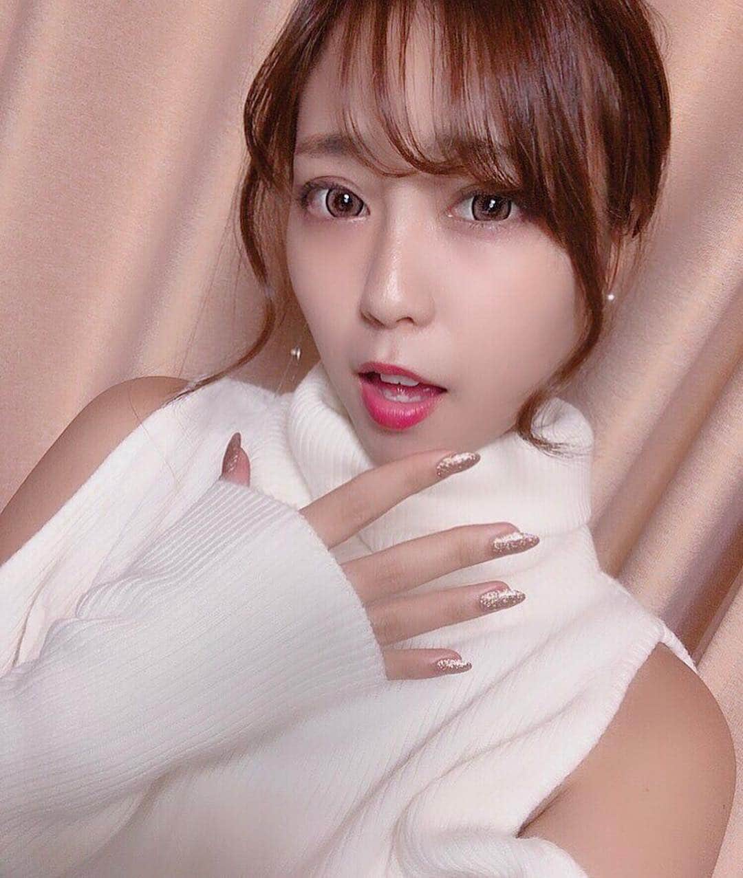 のインスタグラム：「New nail🌸✨✨ . シンプルなようなお派手なような😘💐💐 きゃわいい💗 . いつもありがとうございます😍 @akiko_asano  おうちまでの出張ネイル、死ぬほど助かります💗！！！！！ . #newnail #nail #冬ネイル #ゴールドネイル #シンプルネイル  #可愛い💕  #メロを背景に使う #笑 #❤️ #出張ネイル #岡山」