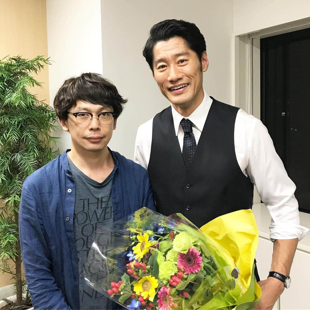 東海テレビ「結婚相手は抽選で」のインスタグラム：「山口一朗太 広報官役 #平山祐介 さんのクランクアップ！ 監督とツーショットで 撮影させてもらいました。  振り向くと… いつも、そこには この笑顔が！  常に大臣を影から支え続け… 控え目な話し振りですが… いつも、その助言は 核心をついています。 最終話には 名言が隠されているので 要チェック！  #若村麻由美 #結婚相手は抽選で #今週土曜23時40分から #最終話放送！」