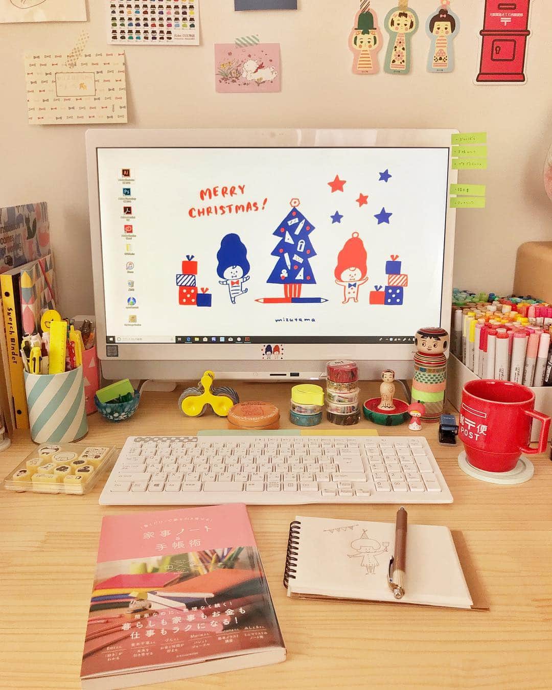 のインスタグラム：「PCの壁紙チェンジ。﻿ ﻿ そういえばクリスマスバージョンの﻿ ぶんとぼう あったな！🎄てことで🎁✨。﻿ ﻿ 段々と寒くなってきて…﻿ こたつを出そうかどうか迷ってます…﻿ 魔のこたつ…出れなくなるよねぇ🥺﻿ ﻿ ﻿ ﻿ ﻿ ﻿ ﻿ 《掲載のお知らせ》﻿ 机の上の #家事ノート手帳術 という本に﻿ 簡単なイラスト講座で掲載していただいております！﻿ いろんな方のノートや手帳が掲載されていて﻿ もっとノートに書きたくなりました✨﻿ ﻿ ﻿ ﻿ ﻿ ﻿ ﻿ #仕事部屋 #机 #デスクトップ #PC #🖥﻿ #ぶんとぼう #bunandbou ﻿ #クリスマス #christmas ﻿ #文房具 #文具 #stationery #stationerylove﻿ #家事ノート #手帳術 #ノート術 #ノート﻿ ﻿」