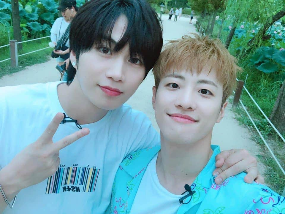 UNB（ユエンビ）さんのインスタグラム写真 - (UNB（ユエンビ）Instagram)「[📣] 유앤비가 출연하는 셀피 다이어리 마이 드로니가 오늘 오후8시 공개될예정입니다❣️ 첫번째 타자 필독과 대원의 케미가 궁금한 유앤미👀 많이많이 기대해주세요🙏🏻 #유앤비 #UNB #필독 #대원 #마이드로니」11月19日 18時00分 - official_un_b