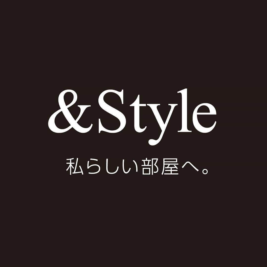 「お、ねだん以上。」ニトリ公式アカウントさんのインスタグラム写真 - (「お、ねだん以上。」ニトリ公式アカウントInstagram)「＆Style ヴィンテージ✨リビングコーデ . 深い色合いのナチュラルウッドのテーブルや、本革ソファに暖色系クッションを並べたミッドセンチュリー風のおしゃれなリビングって素敵ですよね✨ . 太陽が出ているうちはおしゃれなカフェ、太陽が沈めば隠れ家のように、落ち着いた雰囲気を作りだすヴィンテージコーディネートは、これからの秋冬にピッタリ☺ ． ＆Style ヴィンテージのアイテムを使ったコーデに #mynitori を付けて投稿しませんか😄いいね、リポストさせていただくかも！ ． 【アイテム例：写真1枚目】 商品名：センターテーブル(ウォード 115 MBR) お値段：36,945円(税別) 商品コード：1503185 . 商品名：ローボード(アウロス150) お値段：27,686円(税別) 商品コード：3120065 . 商品名：クッションカバー(IN VTボーダー) お値段：925円(税別) 商品コード：7804648 . 商品名：クッションカバー(ラミ RE) お値段：925円(税別) 商品コード：7804878 . 商品名：クッションカバー(IN VTキリム) お値段：1,380円(税別) 商品コード：7804647 . 商品名：アクセントラグ(ジェズ 160x230) お値段：9,250円(税別) 商品コード：7232468 . 商品名：遮光1級・遮熱・防炎カーテン(ファイン ネイビー 100X200X2) お値段：6,473円(税別) 商品コード：7315224 . ※写真には演出品を含みます。 ※入荷待ちの商品についてはお届けまでに日数をいただく場合がございます。 ※一部の店舗、通販サイトでは展示や在庫がない場合がございます。 ※一部の商品の価格は変動する可能性があります。 . #おねだん以上 #ニトリ#リビング #リビングコーデ #ヴィンテージ #ヴィンテージ家具 #ヴィンテージ風 #ヴィンテージスタイル #ビンテージ #ソファ #ローボード #テーブル #カーテン #クッション #クッションカバー #ラグ #ニトリのテーブル #ニトリのクッション #インテリア #インテリアコーディネート #インテリアデザイン #居心地の良い空間 #雰囲気のある暮らし #おうち時間 #お部屋作り #模様替え #ニトリで購入 #マイルーム #myroom」11月19日 18時00分 - nitori_official