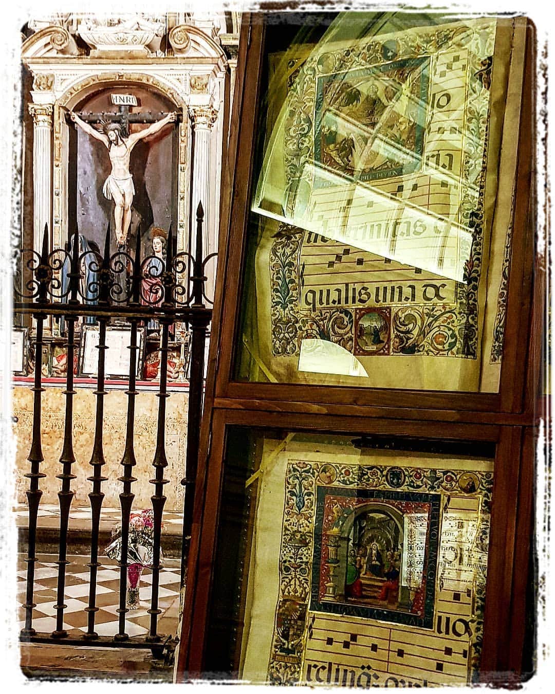 Lu Lanotteのインスタグラム：「Catedral de Granada . . . #granada #spain #andalusia #catedral #church #cathedral #art #music」