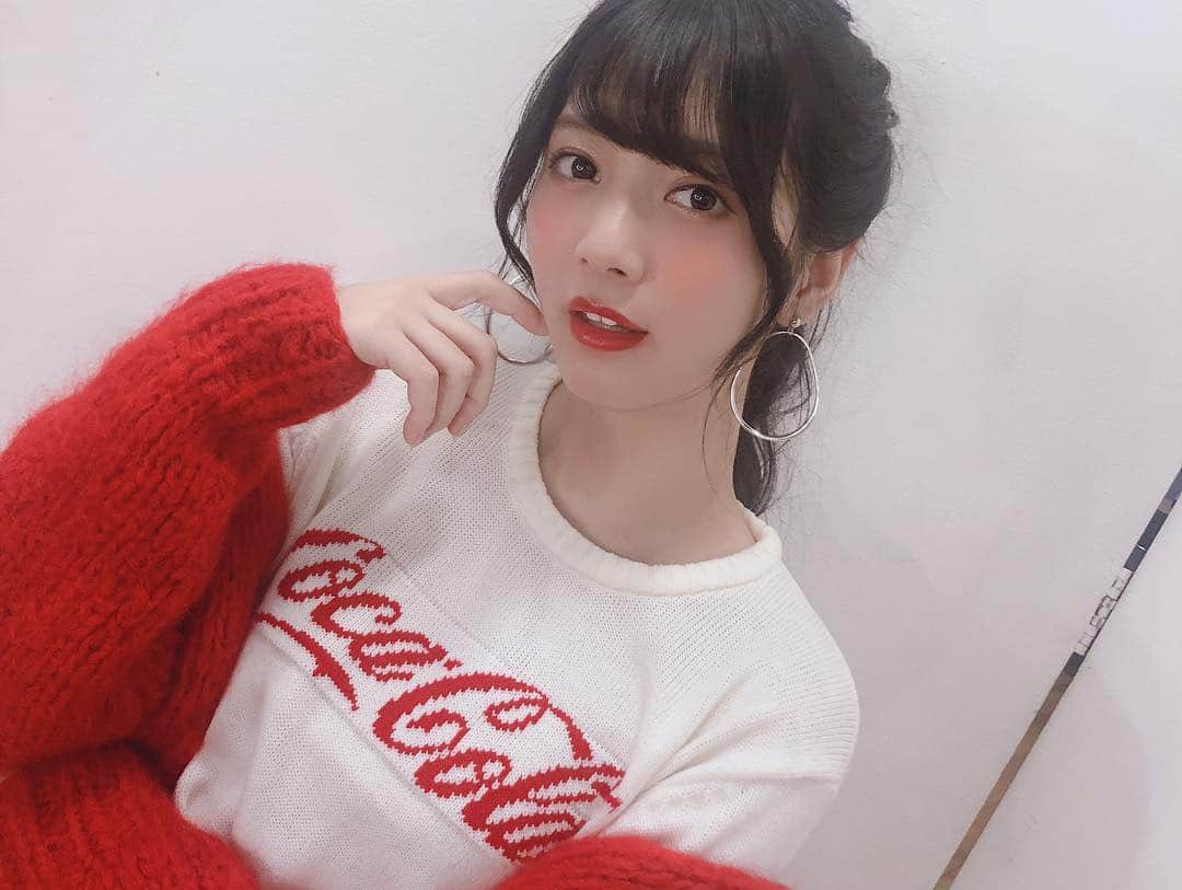山口はのんのインスタグラム：「夢アドがなんと、、、 Coke ON友だち紹介キャンペーンの公認アンバサダーに就任しました！！！ Coke ON対応自販機でドリンク一本買うと一本無料だよ！！！お得すぎる😚  衣装も赤と白で胸元にコカ･コーラの文字😍コカ･コーラ大好きだから嬉しみ！  #CokeONユメトモ https://bit.ly/2OG8jy9」