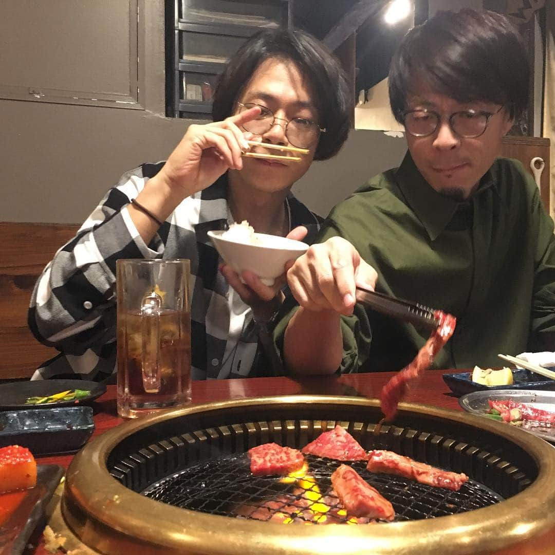 [ALEXANDROS]さんのインスタグラム写真 - ([ALEXANDROS]Instagram)「名古屋からの大阪。からの焼肉。前のめり二人組。このあと802生放送でまーす。洋平 #焼肉臭かったらごめんなさい  #rockkids #fm802」11月19日 20時45分 - alexandros_official_insta