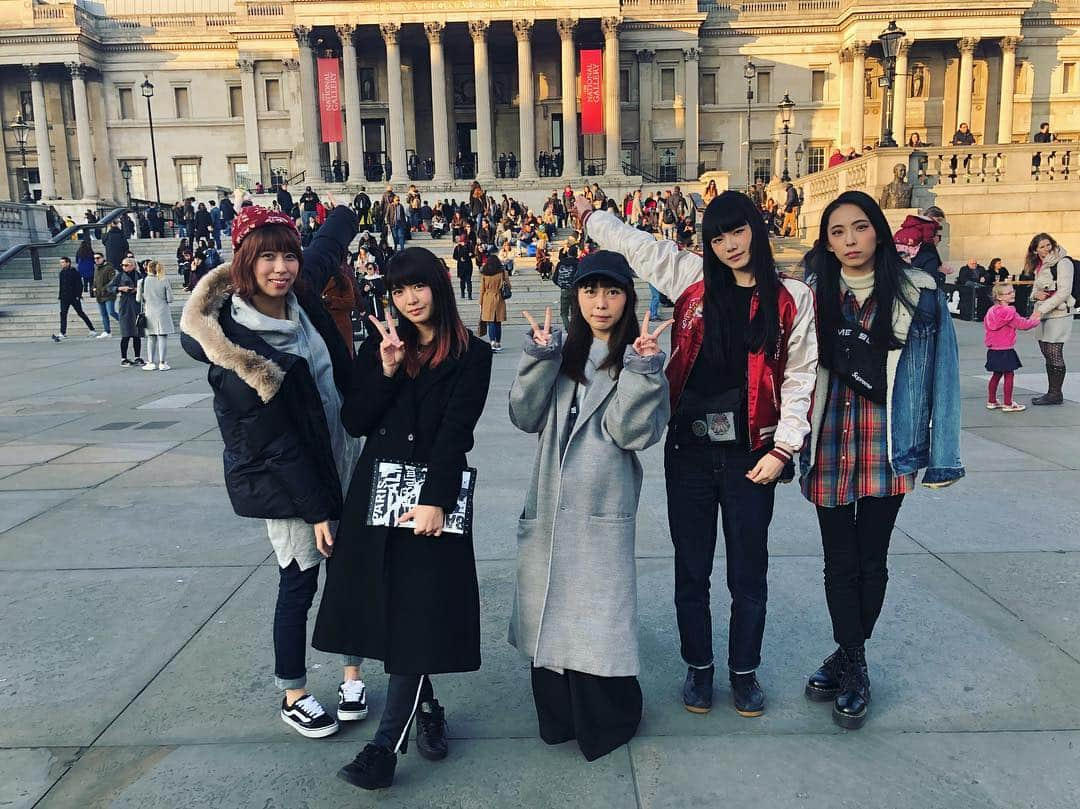 小鳩ミクさんのインスタグラム写真 - (小鳩ミクInstagram)「メンバーと観光したっぽ🕊 in London #sightseeing  #LONDON #コヴェントガーデン  #NationalGallery #trafalgarsquare #bandmaid」11月19日 21時02分 - kobatomiku