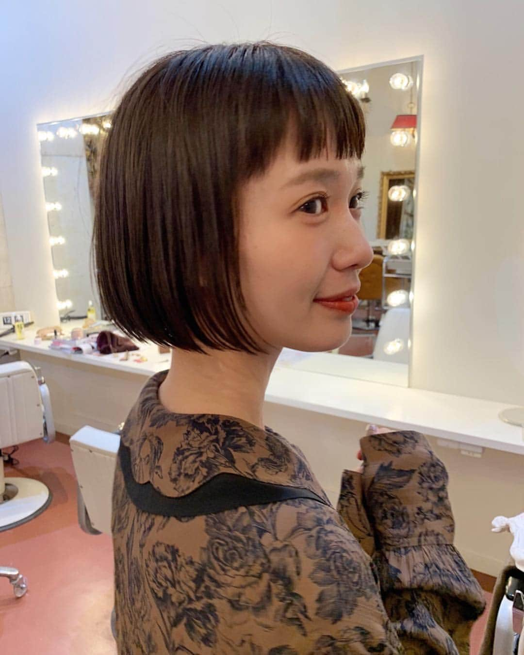 柴田紗希さんのインスタグラム写真 - (柴田紗希Instagram)「髪を5センチ切りました✂︎ 記録更新！ どきどき。どうかしら。 また髪伸ばしたいなぁって思ったんだけどその前にもっと短い自分を知りたくて🤭 一度きりの26歳 最後まで挑戦♡ その瞬間の場所を大事にカットしたよ！ありがとうございましたいつもきっかけをくれるswitch💓なおさん💓 @nao_0120 @switch_hair #福岡 #switch」11月19日 21時04分 - shibasaaki