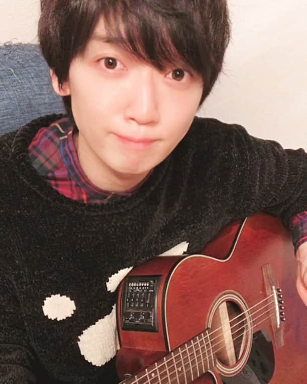 佐香智久のインスタグラム：「インスタは過去の歌ったやつとかこんな感じのをアップしていこうかな？？ リクエストとかもちょうだいください！ 「Aimer / カタオモイ」  #弾き語り #目の前を猫が走ってる #ソファ爪とぎでズタボロ」