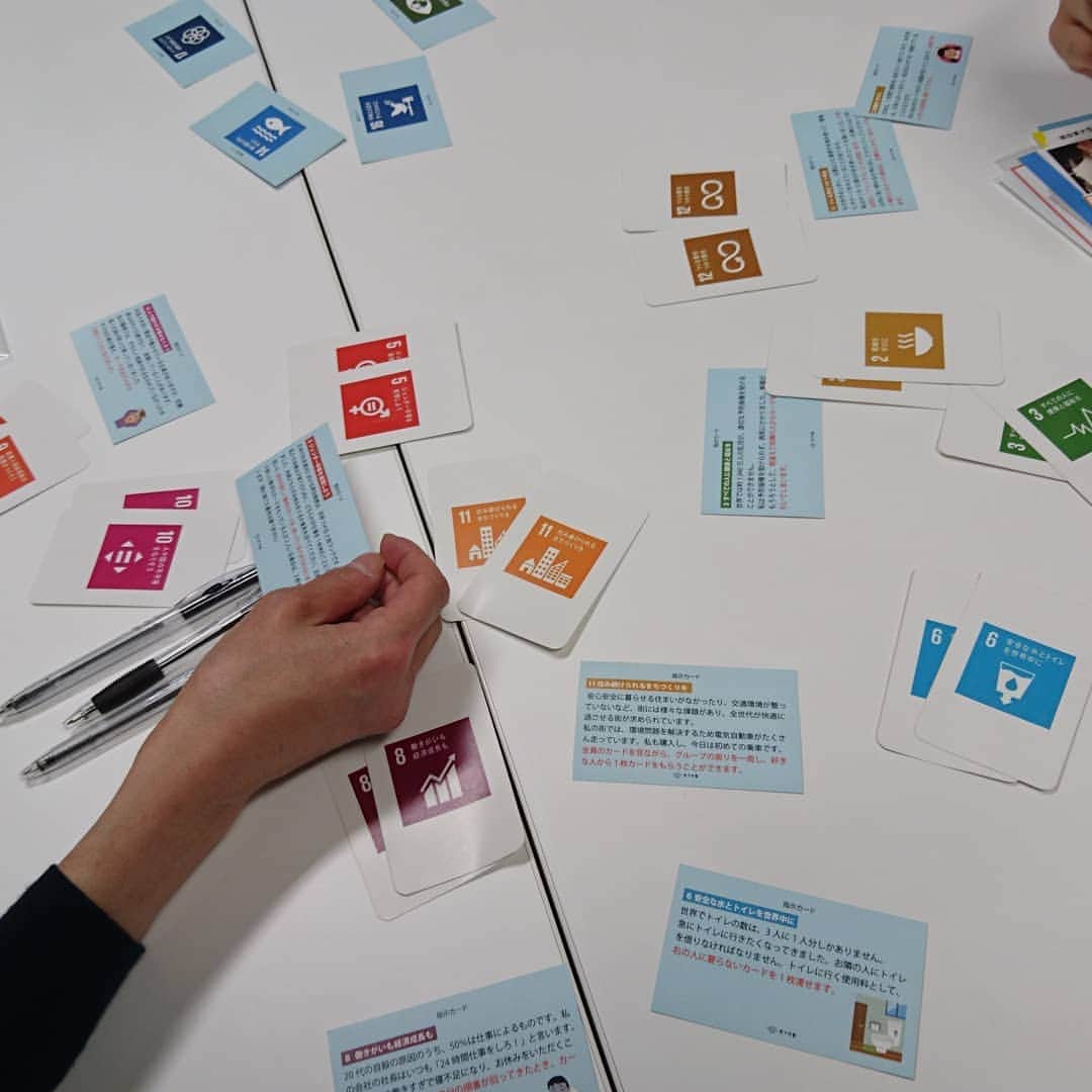 橘みのるのインスタグラム：「笑下村塾の出張授業です🎤  笑って学べるＳＤＧs☝️ ババ抜きで楽しく学びました👓」