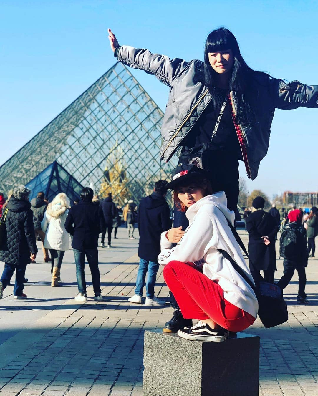 小鳩ミクさんのインスタグラム写真 - (小鳩ミクInstagram)「メンバーと観光したっぽ🕊 #sightseeing  #muséedulouvre #ルーブル美術館 #arcdetriomphe  #凱旋門 #latoureiffel #エッフェル塔 #Paris #France 🇫🇷」11月19日 21時42分 - kobatomiku