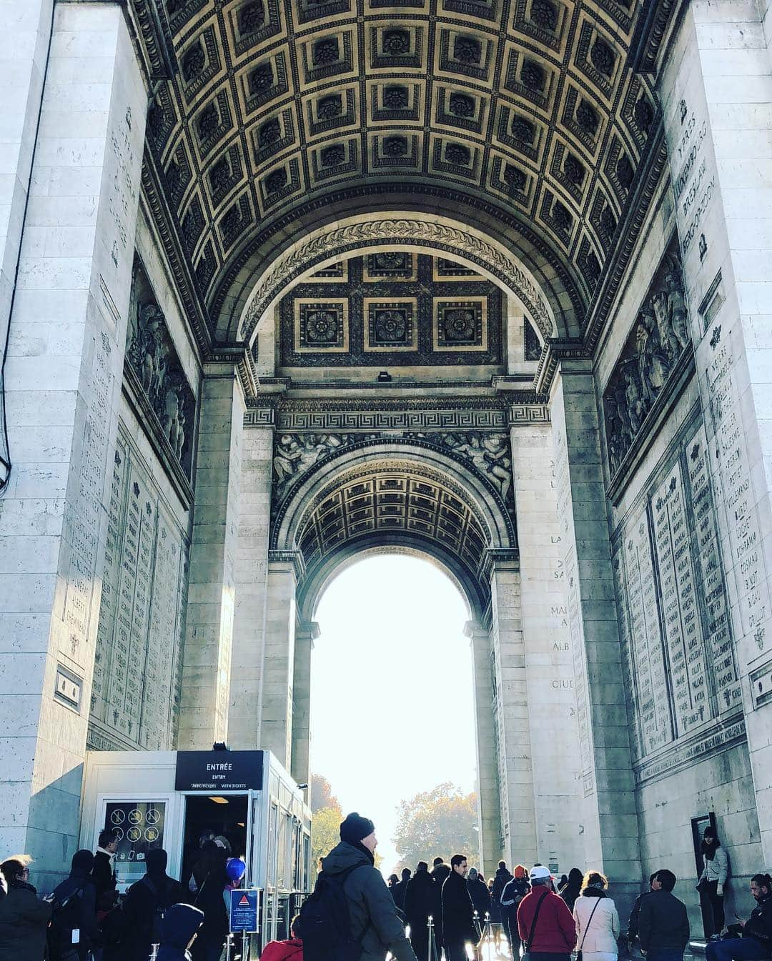 小鳩ミクさんのインスタグラム写真 - (小鳩ミクInstagram)「メンバーと観光したっぽ🕊 #sightseeing  #muséedulouvre #ルーブル美術館 #arcdetriomphe  #凱旋門 #latoureiffel #エッフェル塔 #Paris #France 🇫🇷」11月19日 21時42分 - kobatomiku