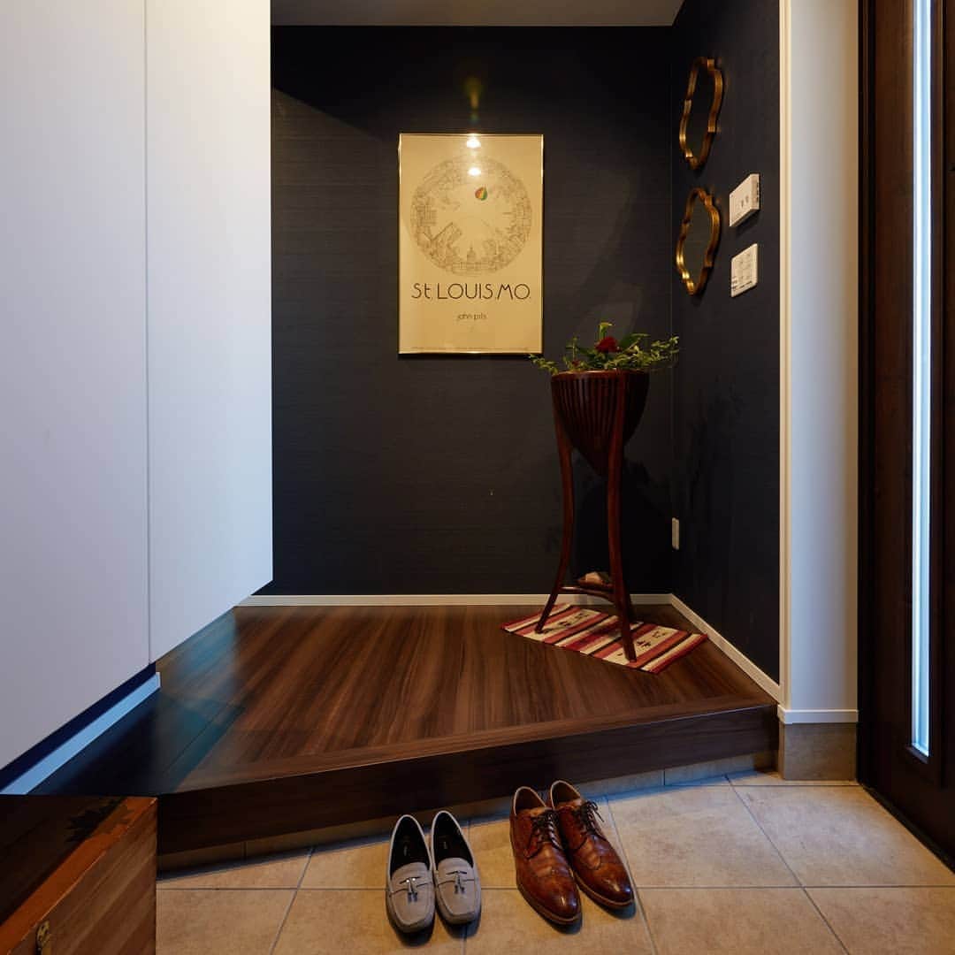 株式会社 一条工務店さんのインスタグラム写真 株式会社 一条工務店instagram 壁紙には遊び心を取り入れて ネイビーのクロスを採用 セントルイスの風景をモチーフにしたポスターとのバランスが絶妙です 足元にはレザースツールと靴を組合せた 鍵などの小物置場