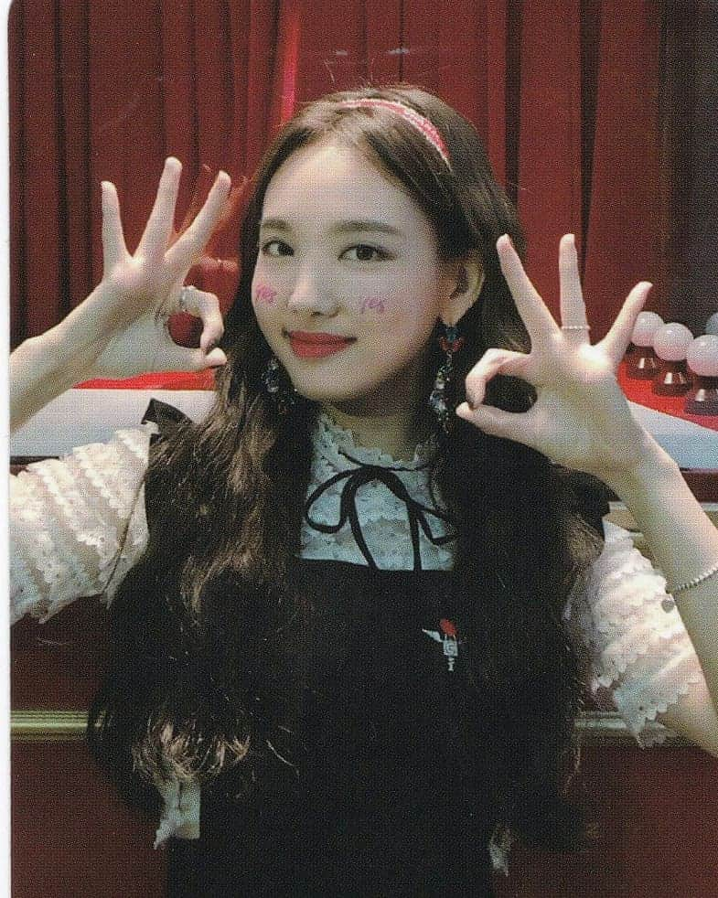 ナヨンさんのインスタグラム写真 - (ナヨンInstagram)「Comment 'NAYEON' letter by letter 🐰 #TWICE #트와이스  #NAYEON #나연」11月19日 21時58分 - twicenayeon