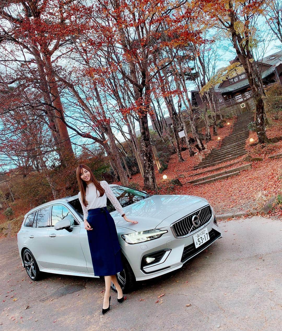 美波千夏さんのインスタグラム写真 - (美波千夏Instagram)「ボルボ 新型V60は、オートックワンさんの撮影です🚙今日は日光に泊まって、明日も撮影でーす♪ 気心知れたスタッフさんたちなので本当に仕事じゃないみたいに楽しんじゃってます⭐︎撮影終わってホテルまでのくねくね山道、車で爆睡しましたw(気づいたら寝てた) 日光は紅葉は終わりかけでギリギリセーフで見れましたよ🍁夜は冷えるのでコート必須です！ 温泉街のデートとか憧れちゃうなーん😍ぶらぶらしながら温泉まんじゅう買い食いして← 夜は卓球ガチ勝負🔥妄想は膨らむばかり💭 今日の撮影が終わってホテルでまったり♨️早く寝ます！おやすみなさーい🌙 . . . #ボルボ #volvo #V60 #v60volvo #新型V60 #car #instacar #車 #車好きな人と繋がりたい #instacar #รถ  #자동차 #オートックワン #日光 #japan #nikko #紅葉」11月19日 22時16分 - chinatsu_minami