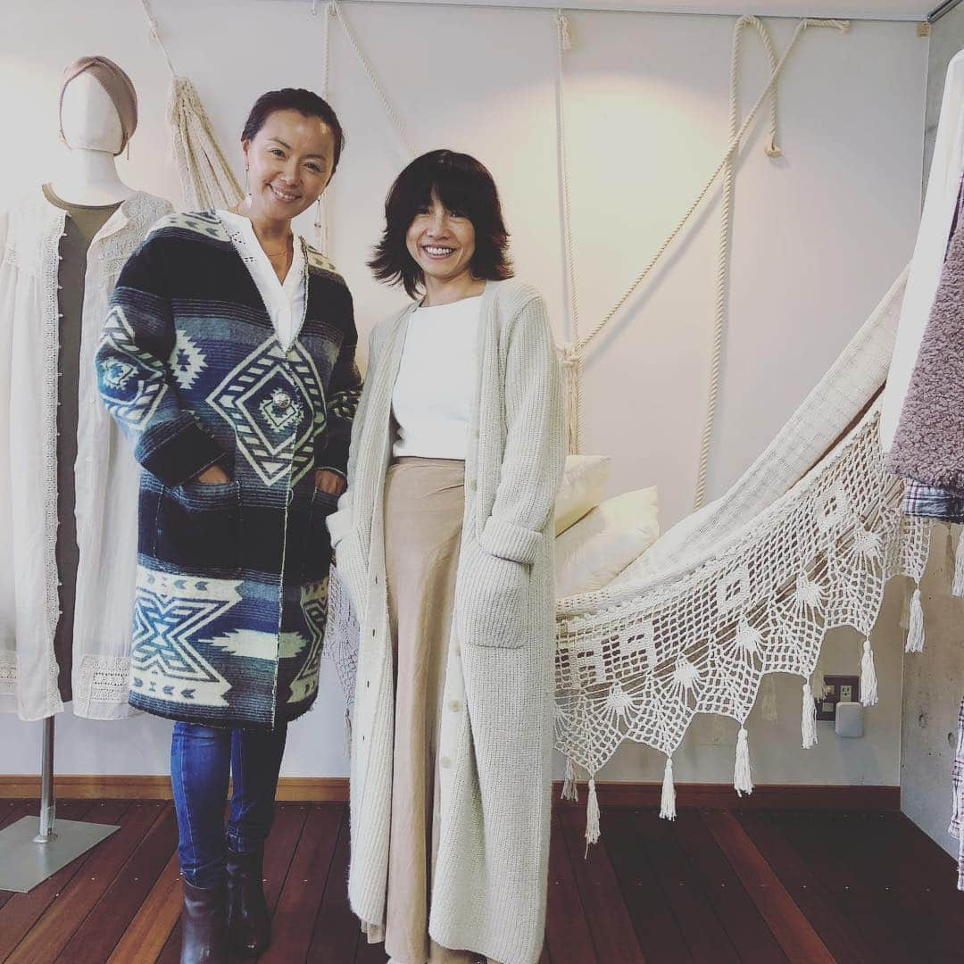 田中律子さんのインスタグラム写真 - (田中律子Instagram)「いつも衣装でも私服でもお世話になってる、 @gingerandsprout  久々にプレスルームにお邪魔❤️ バス旅の衣装をお借りしたよー🚌こちらのコートはすでに完売してしまったけど、まだ他にも可愛いのいっぱいありまーす🤩 ぜひ、チェックしてみてね✨  #gingerandsprout  #衣装  #オルテガ柄  #バッグも可愛いよ #仕事前ですっぴん #デコつやつや #髪の毛洗ったまんま」11月19日 22時32分 - ri2kotanaka