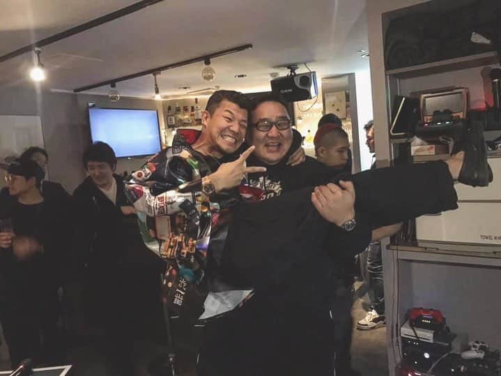 あっくんさんのインスタグラム写真 - (あっくんInstagram)「こうき君のBD!! 昔からずっと見ていたけど、本当に熱くて、芯があって、まっすぐで、愛のある漢。 知れば知るほどその魅力にどっぷり浸かってしまう。 改めてお誕生日おめでとうございます！ @shibuya_happy  の新作、alcoholもプレゼント #亀田興毅 #BD #朝青龍 #亀田家大復活 #世界チャンピオン #横綱 #世界の男 #世界の経営者 #追いつく」11月19日 22時57分 - akkun_shibuya
