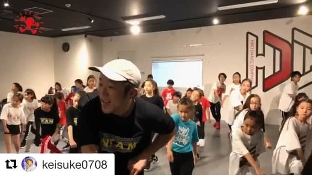 のインスタグラム：「KEiSUKEパイセンが素敵に映像作ってくれました😭✨うちの宣伝まで😭さいこうやー🤣🤣🤣ありがとうございます！#Repost @keisuke0708 with @get_repost ・・・ NFAM in 大阪 @hiro_dance_company  子供達の礼儀も技術もしっかり教えてくれるスタジオです！  羽曳野市にあるので近隣の方は覗いてみては？  #大阪最高 #hiro最高 #MIKI、おかんありがとう #そして #来て下さった沢山の方に #愛と感謝を #NFAM #最高」