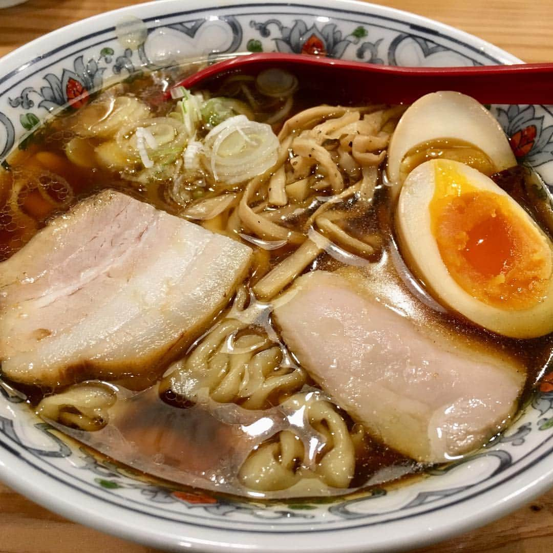 森千早都のインスタグラム：「くじら食堂【生姜醤油ラーメン】 リニューアルしてから初来店♡ とっても綺麗な店内に素敵な壁がありました 👏 ぴろぴろ麺がもちもちでとてもすき。 生姜で冷えた身体もぽかぽか、ほっこり！あとしゅうまいもおいしくてビールがすすむ。 #ラーメン🍜  #森とラーメン」