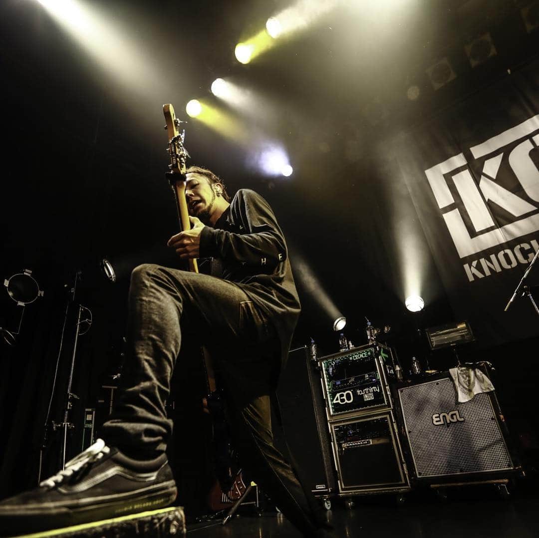 亜太のインスタグラム：「430(fourthirty) ＊ NARROW LINE ＊ 今ツアーでの主力衣装です ＊ #430 #fourthirty #kom #knockoutmonkey #music #MIXTURE #rock #street #bmx #けん玉 http://decade.shop-pro.jp/」