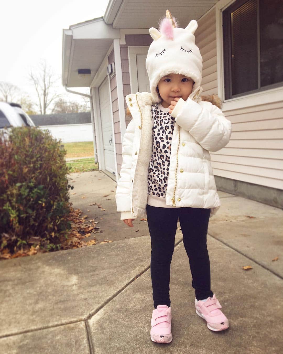 バイリンガル3兄妹のインスタグラム：「おはなの帽子はユニコーン🦄 ・ ・ ・ #はなち #4歳 #雪国生活 #アメリカ生活 #バイリンガル3兄妹」