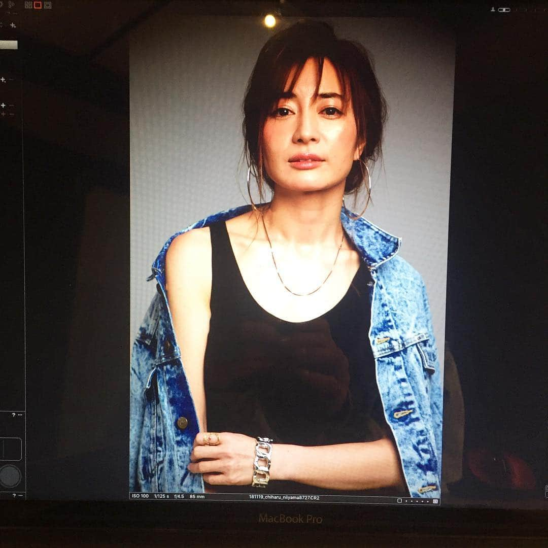 新山千春さんのインスタグラム写真 - (新山千春Instagram)「today's shooting 📸✨ .  camera ✨毛利充宏さん hair ✨TATSUYAさん make ✨chihaさん assistant✨nakagimaさん . 衣装は 1ポーズ  all  @guess  2ポーズ  @arumlily_official  こんなに、、 楽しい！を連発した📸撮影は 久しぶりでした🌹  毛利さんはお人柄も 優しくて、心の内側まで撮ってもらえた気がしました。 . こんな有難い時間を 噛み締めながらの 楽しい撮影でした🌹 . 毛利さんの凄さといい hairの繊細な毛先1つの 動きまで、TATSUYAさんが こだわって作ってくれました！！ . TATSUYAさんが vogueやSPURの現場で学んだ技を こうして今日、 目の当たりにして 皆さんとセッション出来て ほんとに 感動でした！(❁´꒳`❁)🌼🌼🌼 _____________________________________________________🌹  #shooting 🎬  #♥️ #LA好き 💖 #hairstyle #California  #denimcoordinate #makeup #model  #mamastyle #Instagood #hairarrange #fashion  #outfit #casualstyle  #outfitstyle #촬영 #粉我 #나를 따르라  #fashionistas #dailylook #coodinate #いいね 💘#フォロー ありがとうございます🌹#新山千春 #インスタ初心者 🌹 _____________________________________________________」11月19日 23時50分 - chiharuuu_0114