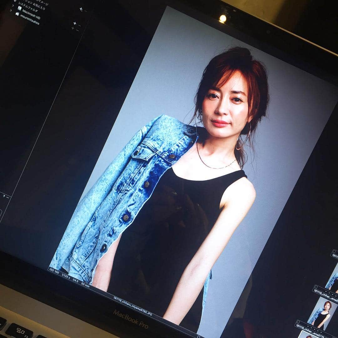 新山千春さんのインスタグラム写真 - (新山千春Instagram)「today's shooting 📸✨ .  camera ✨毛利充宏さん hair ✨TATSUYAさん make ✨chihaさん assistant✨nakagimaさん . 衣装は 1ポーズ  all  @guess  2ポーズ  @arumlily_official  こんなに、、 楽しい！を連発した📸撮影は 久しぶりでした🌹  毛利さんはお人柄も 優しくて、心の内側まで撮ってもらえた気がしました。 . こんな有難い時間を 噛み締めながらの 楽しい撮影でした🌹 . 毛利さんの凄さといい hairの繊細な毛先1つの 動きまで、TATSUYAさんが こだわって作ってくれました！！ . TATSUYAさんが vogueやSPURの現場で学んだ技を こうして今日、 目の当たりにして 皆さんとセッション出来て ほんとに 感動でした！(❁´꒳`❁)🌼🌼🌼 _____________________________________________________🌹  #shooting 🎬  #♥️ #LA好き 💖 #hairstyle #California  #denimcoordinate #makeup #model  #mamastyle #Instagood #hairarrange #fashion  #outfit #casualstyle  #outfitstyle #촬영 #粉我 #나를 따르라  #fashionistas #dailylook #coodinate #いいね 💘#フォロー ありがとうございます🌹#新山千春 #インスタ初心者 🌹 _____________________________________________________」11月19日 23時50分 - chiharuuu_0114