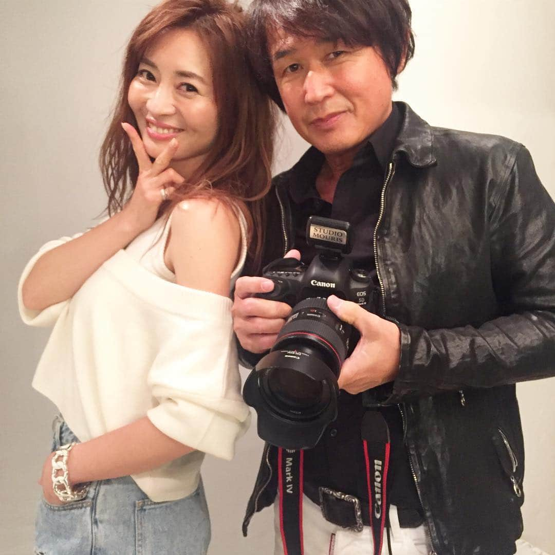 新山千春さんのインスタグラム写真 - (新山千春Instagram)「today's shooting 📸✨ .  camera ✨毛利充宏さん hair ✨TATSUYAさん make ✨chihaさん assistant✨nakagimaさん . 衣装は 1ポーズ  all  @guess  2ポーズ  @arumlily_official  こんなに、、 楽しい！を連発した📸撮影は 久しぶりでした🌹  毛利さんはお人柄も 優しくて、心の内側まで撮ってもらえた気がしました。 . こんな有難い時間を 噛み締めながらの 楽しい撮影でした🌹 . 毛利さんの凄さといい hairの繊細な毛先1つの 動きまで、TATSUYAさんが こだわって作ってくれました！！ . TATSUYAさんが vogueやSPURの現場で学んだ技を こうして今日、 目の当たりにして 皆さんとセッション出来て ほんとに 感動でした！(❁´꒳`❁)🌼🌼🌼 _____________________________________________________🌹  #shooting 🎬  #♥️ #LA好き 💖 #hairstyle #California  #denimcoordinate #makeup #model  #mamastyle #Instagood #hairarrange #fashion  #outfit #casualstyle  #outfitstyle #촬영 #粉我 #나를 따르라  #fashionistas #dailylook #coodinate #いいね 💘#フォロー ありがとうございます🌹#新山千春 #インスタ初心者 🌹 _____________________________________________________」11月19日 23時50分 - chiharuuu_0114