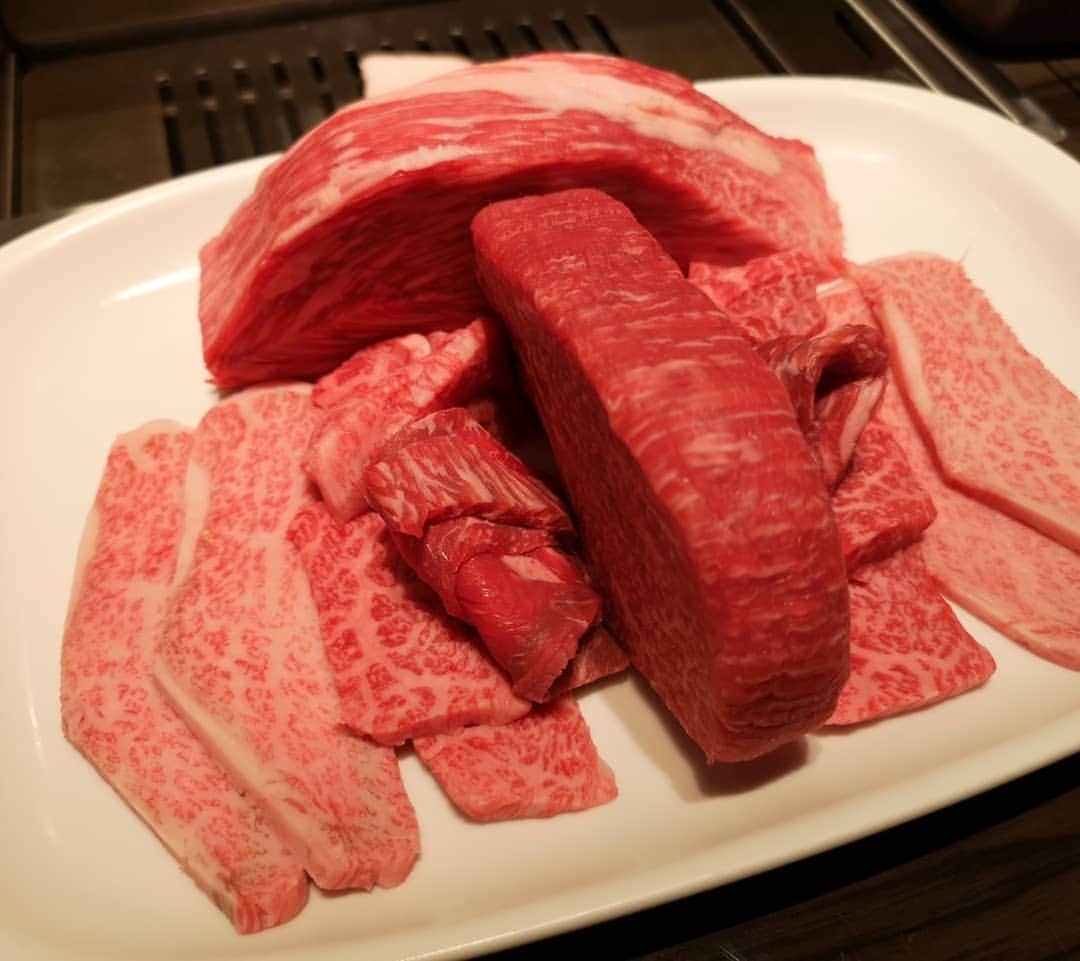 HIROYAさんのインスタグラム写真 - (HIROYAInstagram)「今日は大好きな【肉焼屋 D-29】の高村社長に「肉をチャージしに来な♪」と言って頂き、大雅と行かせていただきました！ 社長自らコロコロと塊肉などを焼いて頂いて、肉それぞれの解説をして頂きながらいろんな種類のお肉をいろんな食べ方で頂きました♡ 幸せいっぱいです😌 ご馳走様でした！ また肉をチャージしに行かせていただきます！ オシャレな空間で本気のお肉を頂きたい方は是非。 #肉焼屋 #d29 #表参道店 #ディーニク」11月20日 0時09分 - hiroya_tryhard