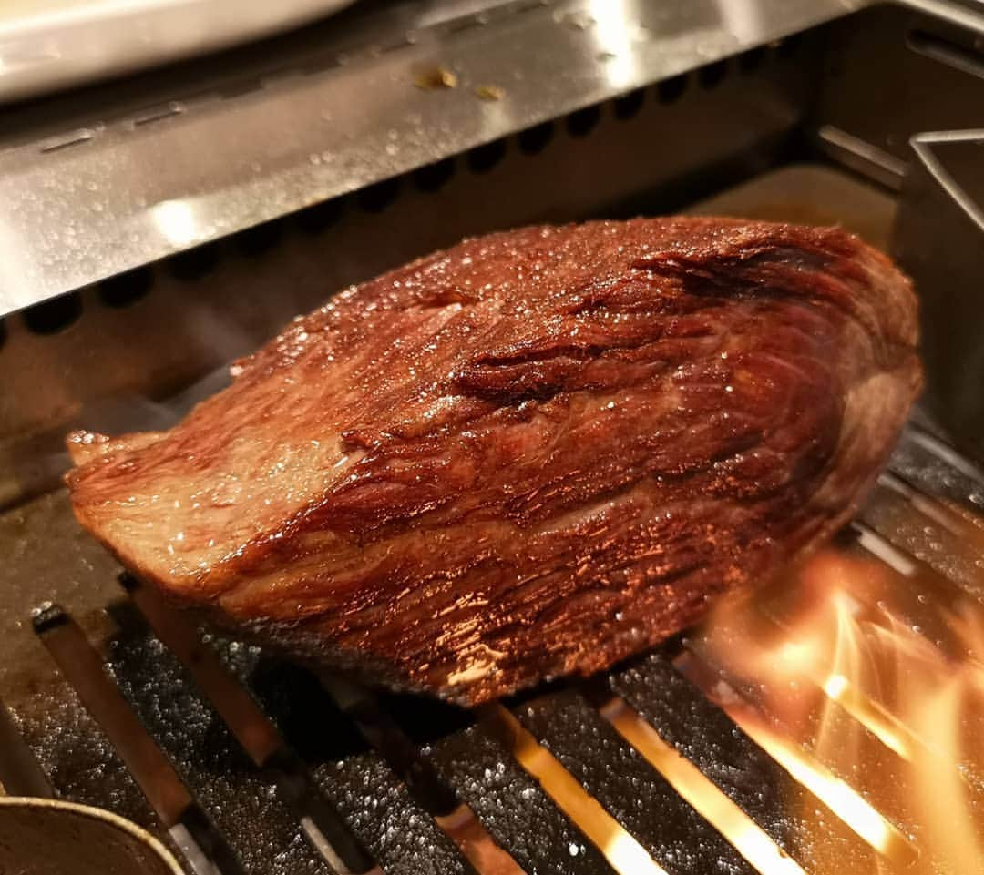 HIROYAさんのインスタグラム写真 - (HIROYAInstagram)「今日は大好きな【肉焼屋 D-29】の高村社長に「肉をチャージしに来な♪」と言って頂き、大雅と行かせていただきました！ 社長自らコロコロと塊肉などを焼いて頂いて、肉それぞれの解説をして頂きながらいろんな種類のお肉をいろんな食べ方で頂きました♡ 幸せいっぱいです😌 ご馳走様でした！ また肉をチャージしに行かせていただきます！ オシャレな空間で本気のお肉を頂きたい方は是非。 #肉焼屋 #d29 #表参道店 #ディーニク」11月20日 0時09分 - hiroya_tryhard