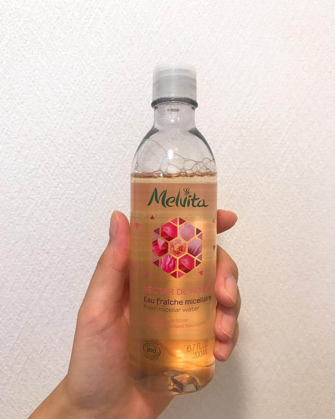 加藤里奈（カトリーナ）さんのインスタグラム写真 - (加藤里奈（カトリーナ）Instagram)「🏵🏵🏵 『Melvita nectar de rose clear water』 メルヴィータ、いいのはアルガンオイルだけ じゃない🙆🙆 角質オフ！毛穴引き締め！が出来る 拭き取り用化粧水です🚿 . メルヴィータの核になっているのは、 植物オイル、花の蒸留水、ハチミツ🍯 . 世界中の1000種類を超える植物を厳選し、組み合わせて作っていて、ほぼ全ての製品にオーガニック認証を取得🌱 肌にとっても優しいのです😗☝️ . #melvita #メルヴィータ #化粧水 #ふきとり化粧水 #オーガニック #organic #肌 #肌ケア #肌荒れ改善 #beauty #美容 #ニキビ #ニキビケア #敏感肌 #基礎化粧品 #化粧品 #名古屋 #美容垢 #角質ケア #毛穴ケア」11月20日 1時13分 - rinakatoktriiina