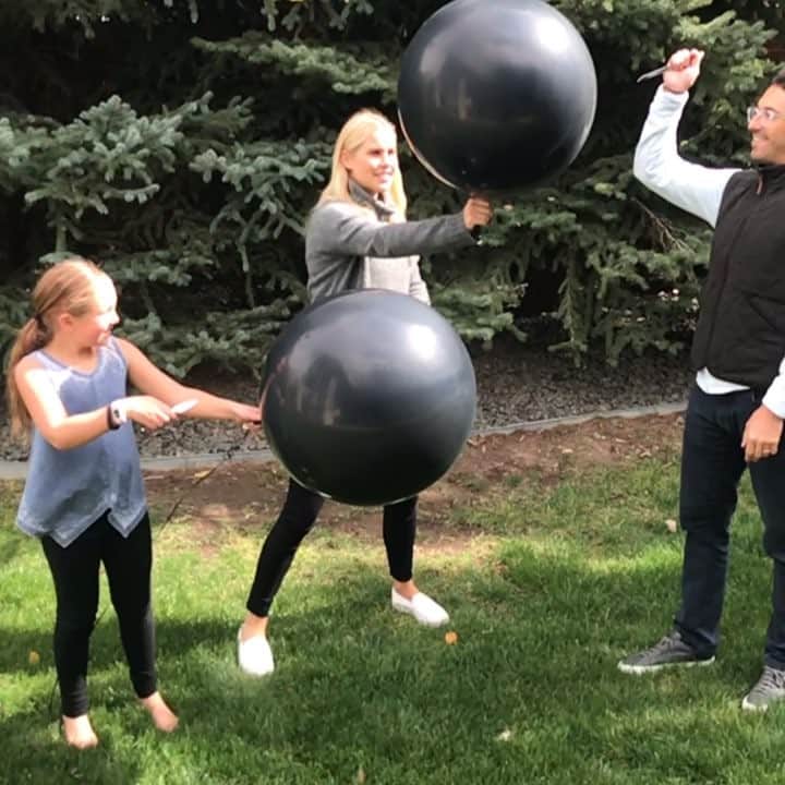 クレア・ホルトのインスタグラム：「Gender Reveal PSA: If you are absolutely, positively certain you’re having a girl, perhaps don’t buy a lot of pink things and choose a name before you confirm....」