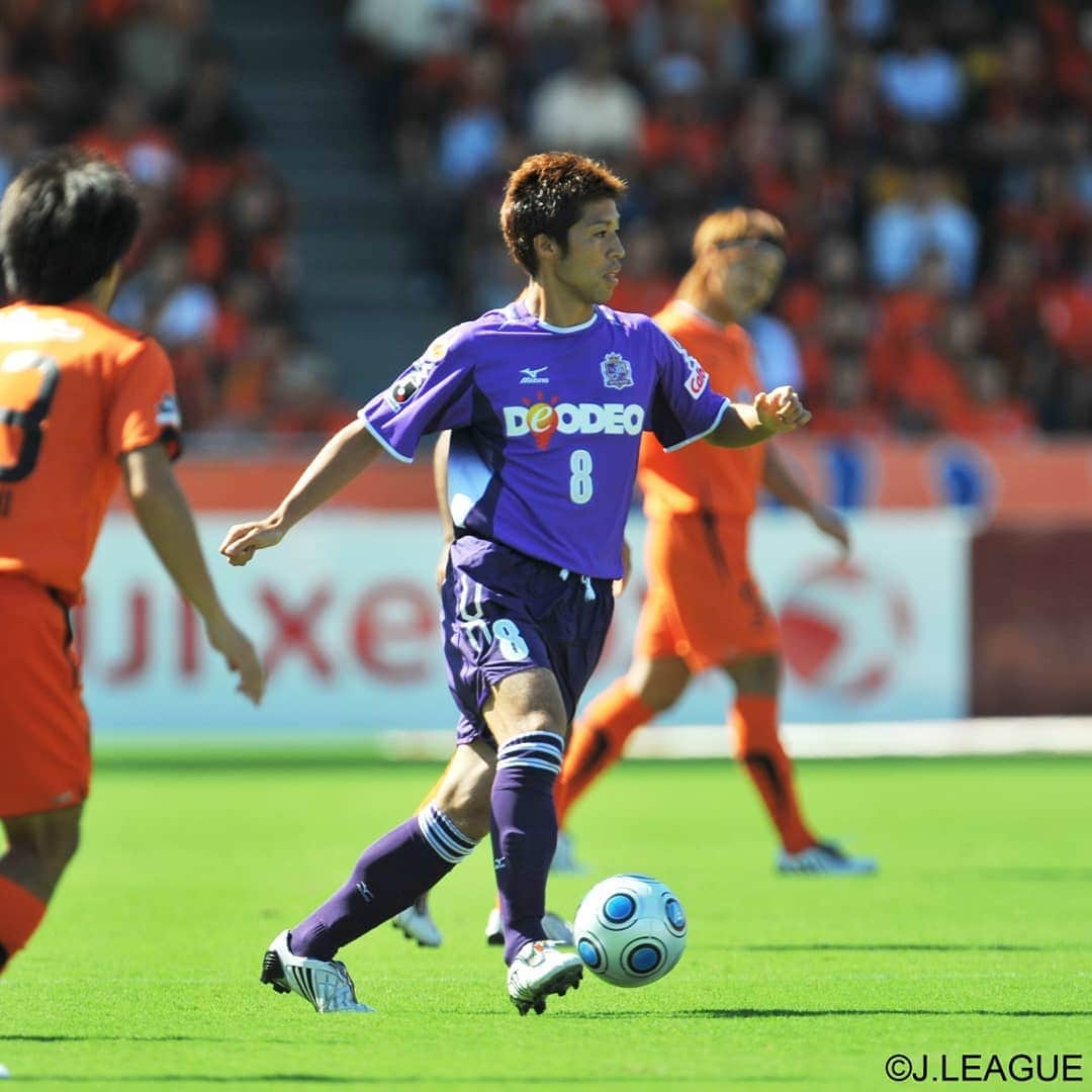 サンフレッチェ広島さんのインスタグラム写真 - (サンフレッチェ広島Instagram)「【PLAY BACK KAZU #7】  2009年10月3日🆚清水エスパルス⚽ 体調不良で戦列を離れ、約4ヶ月ぶりとなる復帰戦に、スタメンで出場✨  日本平でのアウェイゲームでしたが、サポーターが歌うチャント「俺たちの和幸　俺たちの誇り」が、カズ選手の心に深く響き渡った一戦となりました😊  #PLAYBACKKAZU #森﨑和幸選手 #KAZU8 #sanfrecce #11月24日 #ホーム最終戦まで #あと4日」11月20日 13時03分 - sanfrecce.official