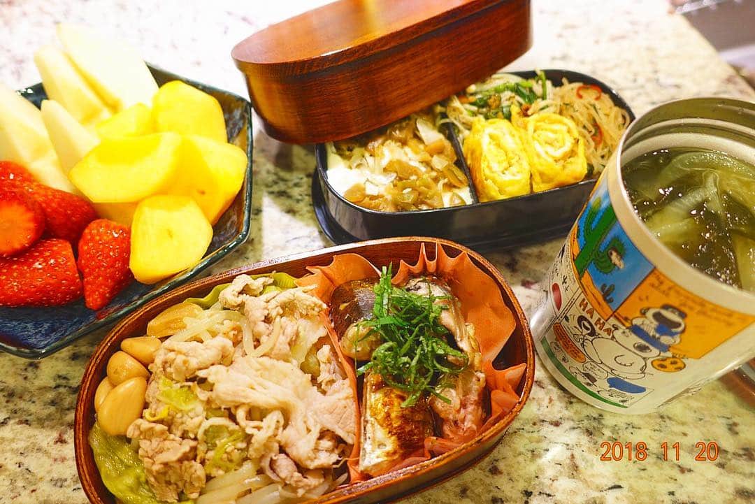 前田敦子さんのインスタグラム写真 - (前田敦子Instagram)「朝はフルーツ🍓🍐🍴 お昼は初日頑張ってねを込めて。。 お弁当🍱🎌🙋‍♀️ いい日になりますように☀️」11月20日 13時19分 - atsuko_maeda_official