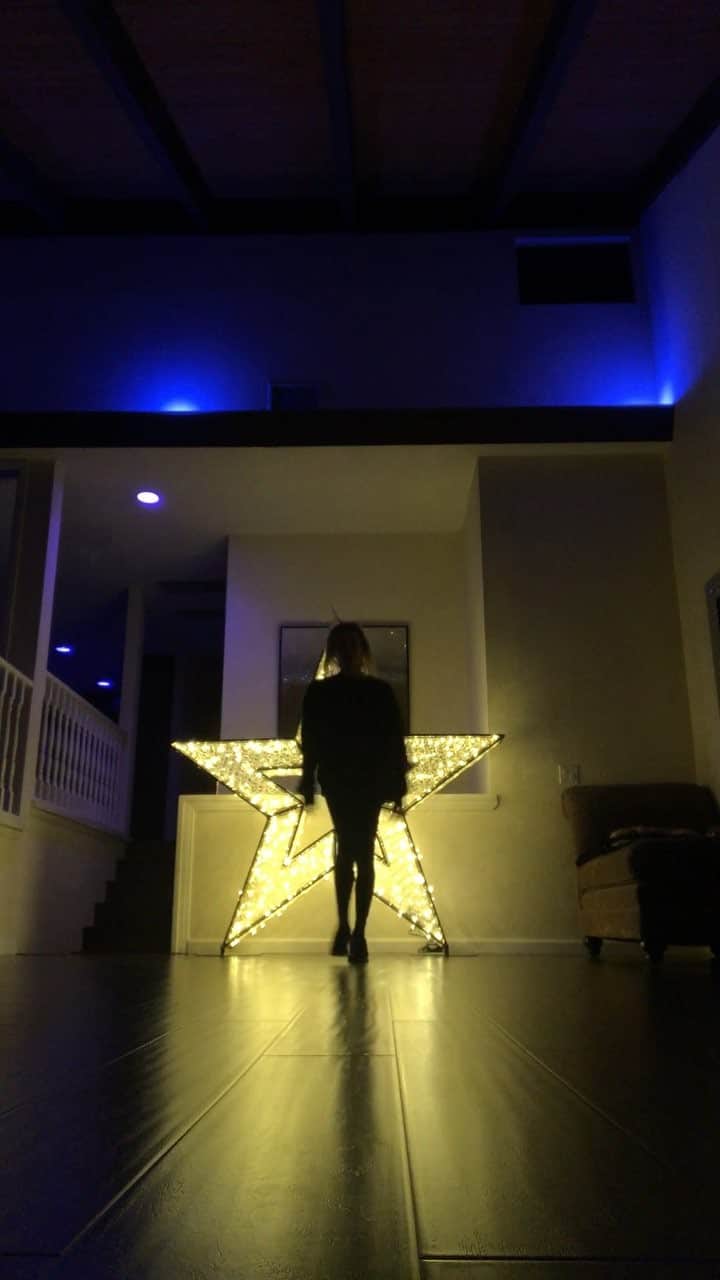 マンディー・ジルーのインスタグラム：「Rehearsing at my house for a new dance tutorial coming soon. Dancing to “Lil Bebe” by DaniLeigh. Choreography by 🙋🏼‍♀️」