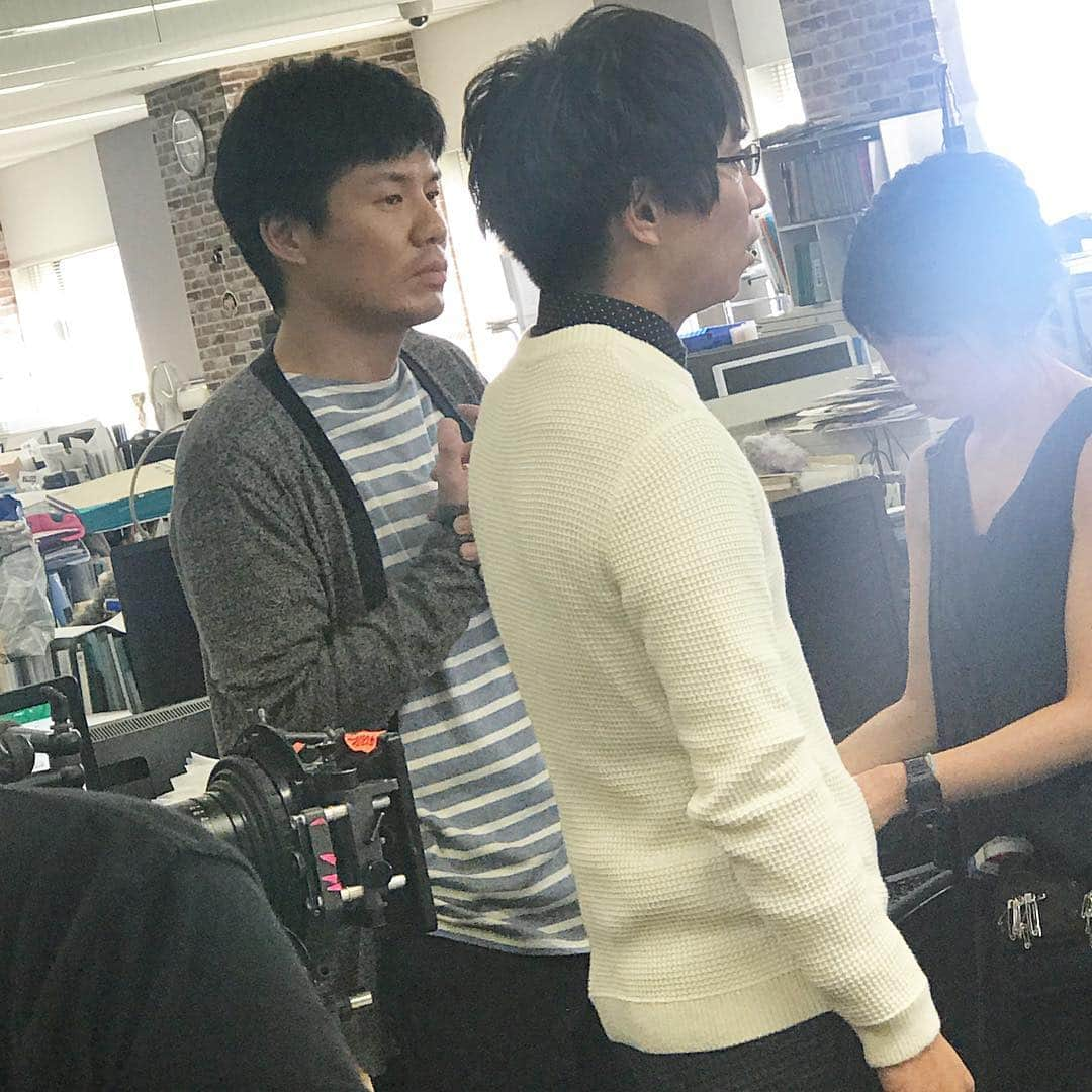 東海テレビ「結婚相手は抽選で」さんのインスタグラム写真 - (東海テレビ「結婚相手は抽選で」Instagram)「龍彦さんの会社の先輩役 #生島勇輝 さんの カーディガンに注目！  あれ、半分脱いでる？ …実は撮影は真夏から 行われていました。 重ね着で 汗だくだったようです！  時を自在に操るスタッフさん。 こうして夏から秋冬に タイムスリップして 撮影していたんですよ。  #みなみの大地 #結婚相手は抽選で」11月20日 7時40分 - chusenmiai