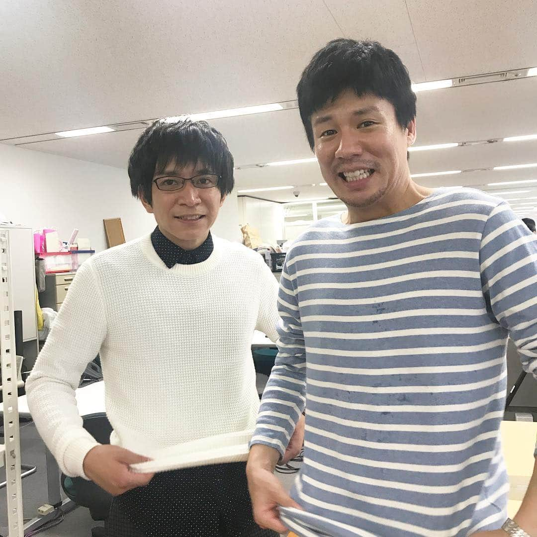 東海テレビ「結婚相手は抽選で」さんのインスタグラム写真 - (東海テレビ「結婚相手は抽選で」Instagram)「龍彦さんの会社の先輩役 #生島勇輝 さんの カーディガンに注目！  あれ、半分脱いでる？ …実は撮影は真夏から 行われていました。 重ね着で 汗だくだったようです！  時を自在に操るスタッフさん。 こうして夏から秋冬に タイムスリップして 撮影していたんですよ。  #みなみの大地 #結婚相手は抽選で」11月20日 7時40分 - chusenmiai