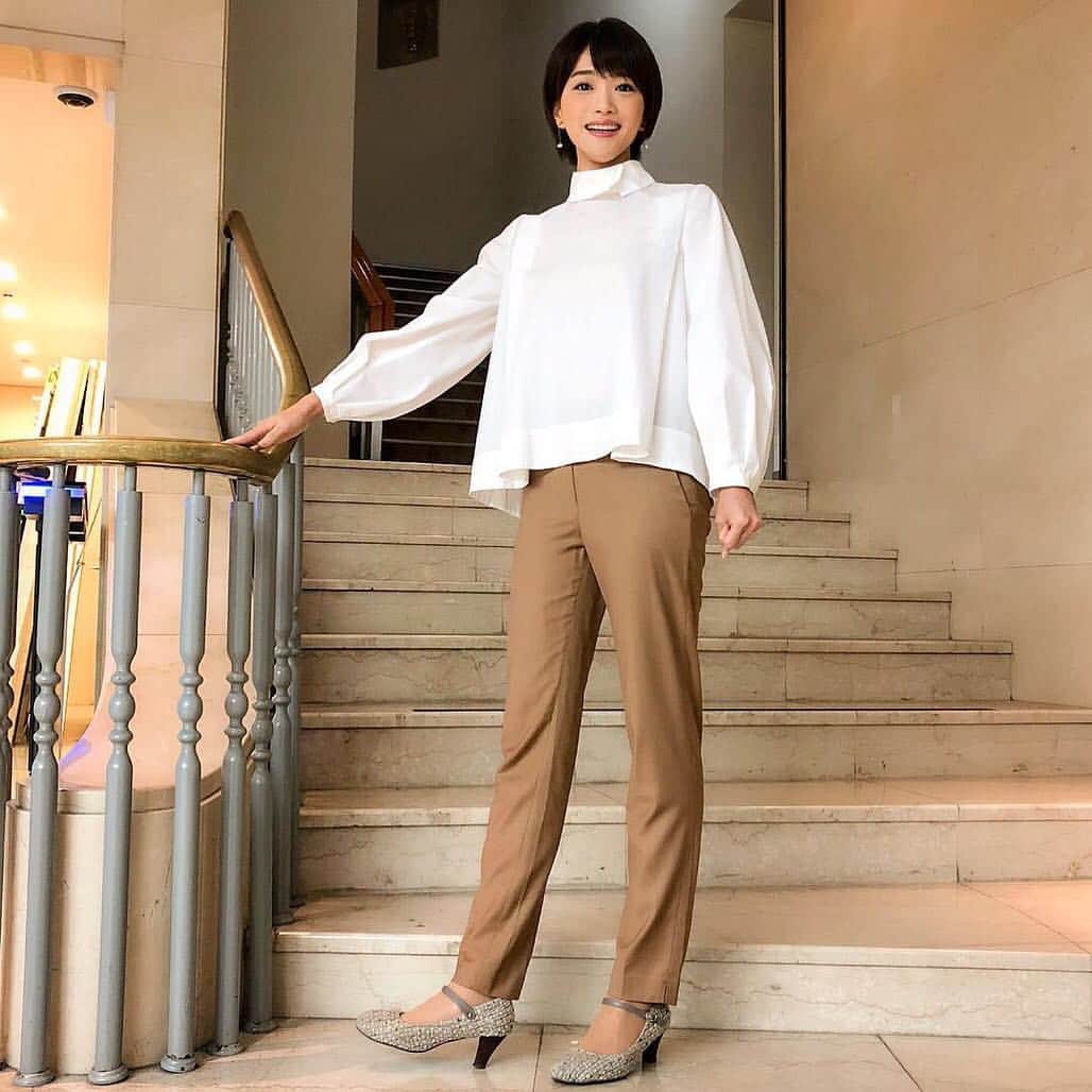 のインスタグラム：「☀️ たまに階段活用。 白いシャツすき🍛 #衣装 #メイク #ヘアメイク  #mx #mxtv #白シャツ #白シャツコーデ  #今日のコーデ #ショートカット #ショートヘア #コーデ  #makeup #fashion #hairstyle  #東京mx #mxテレビ」