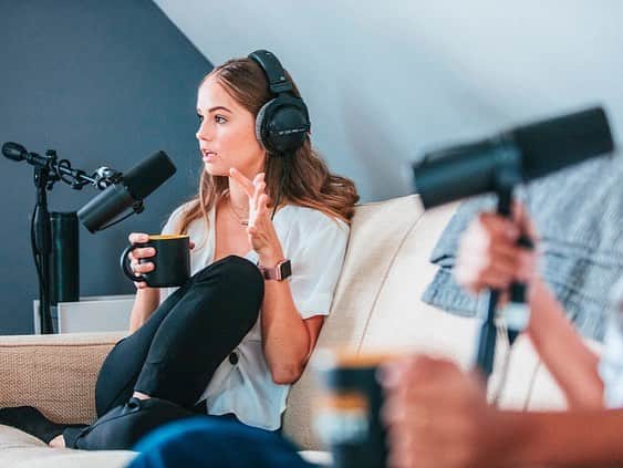 のインスタグラム：「you guys @daxshepard and @mlpadman let me be on @armchairexppod, which makes this probably the only episode I haven’t listened to. Let me know if I said anything stupid; we talked abt love and growing up on TV and he asked me ‘why’ a bunch and I used The Bathroom With No Door 🍒💺」