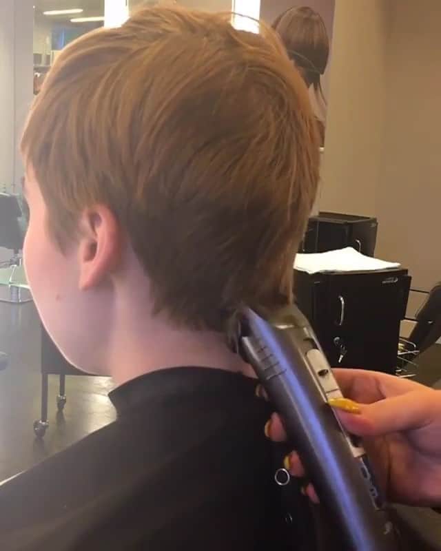 のインスタグラム：「We can't get over how much we love this pixie cut! 😍✂️ ✨ Hair by #COSMOPRO @courtneyxcentrichair who styled her client's beautiful cut with @kenraprofessional Dry Texture Spray ✨ We're spreading holiday cheer this month with sales on Kenra Holiday Duos and Trios! 🎄 Save up to 40% now on care & styling prepacks at #cosmoprofbeauty where you are #licensedtocreate . . . . . #repost #kenra #kenraprofessional #perfectpixie #pixiehaircut #pixiecut #shortpixie #ladyfade #longpixie #shorthaircut #shorthair #redhead #hairvideo #hairtutorial #haircutvideo #beforeandafter #hairtransformation #haircutting #haircut #howtodohair #hairmakeover #cosmopros #shorthairgoals #shorthairinspo」