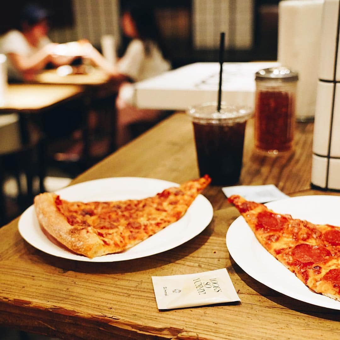 Natural Healthy Standard.のインスタグラム：「【🍕🍕🍕】 11/20は「 #ピザの日 」 ピザの原型であるピッツァ・マルゲリータ誕生に関係した、ウンベルト1世の妻「マルゲリータ」の誕生日から制定されたそうです♪ ⠀⠀ マルゲリータに限らず、あなた好みのピザを召し上がれ✨ そして高カロリー食の強い味方！ #スリミール も忘れずに☺️ ・ ・ ・ 💊「LOOKS SO YUMMY!」 どれも美味しそう！ 💊「EATING GOOD TODAY!」 今日は美味しく食べる！ ・ ・ ・ #slimmeal #ダイエット #サプリメント #foodstagram #🍕 #ナチュラルヘルシースタンダード  #NaturalHealthyStandard  #ベジサプリ #nhsbeauty #healthylifestyle #supplement #smoothie #greens」