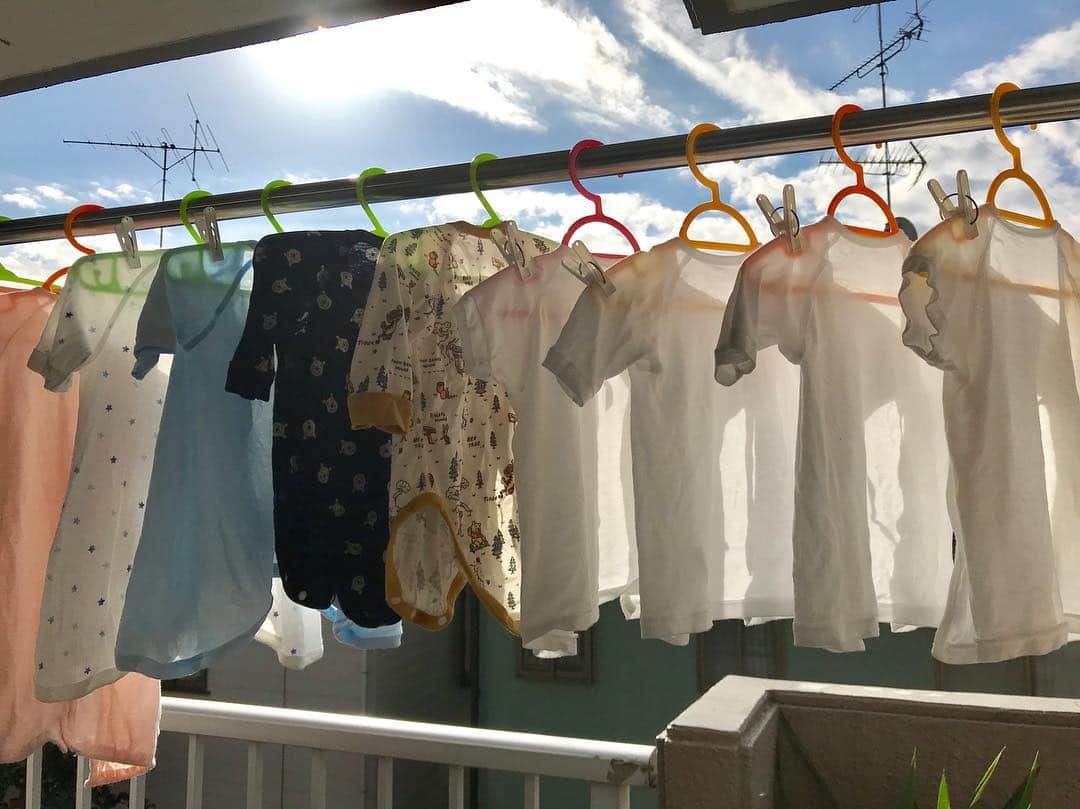 室照美さんのインスタグラム写真 - (室照美Instagram)「水通し日和 😋  いつ出てきても、いいよ。  でも、もう少しゆっくりしてても、いいよ。 ・ ・ ・ #マタニティ #準備 #水通し #世界一幸せな洗濯  と言われているらしい」11月20日 10時20分 - terumin_min