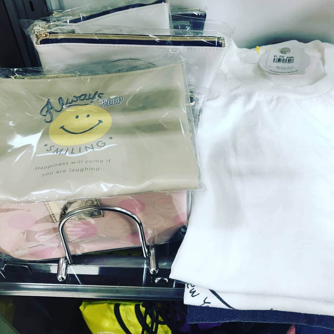 Smileyface公式アカウントのインスタグラム：「大人カラーとスマイルイエローは相性バッチリ☆こんなポーチはいかが(^_-)?? #ポーチ #大人カラー #大人っぽい色 #お気に入りポーチ #バッグの中身 #スマイル #スマイルくん #笑顔 #スマイルマーク #にこちゃん #ニコちゃん #にこちゃんマーク #ニコちゃんマーク #スマイリー #笑顔が素敵 #おしゃれさんと繋がりたい #smile #smiley #フォロバ #フォローミー #follow #followme #follow4follow」