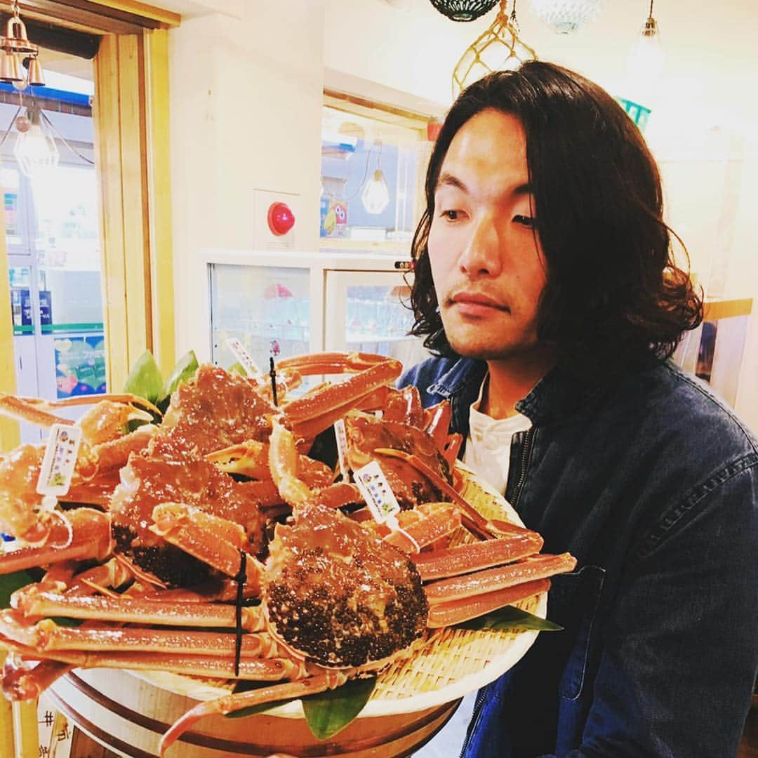 盛山晋太郎さんのインスタグラム写真 - (盛山晋太郎Instagram)「最高のカニを食べた。ええカニ過ぎて甲殻類アレルギーを吹き飛ばしてやった(個人差大アリ) 僕の地元の先輩のお店です！昔は堺のホオジロザメと呼ばれ恐ろしかった先輩が、今では魚に恋い焦がれ情熱を注いでます！ウソなしで本当におススメのお店。天王寺に寄った際は是非。  #うおはる #天王寺 #阿倍野 #松葉ガニ #堺のホオジロザメ #今では堺のクリオネ #写真はその先輩ではなく店長さん」11月20日 11時16分 - morishimc