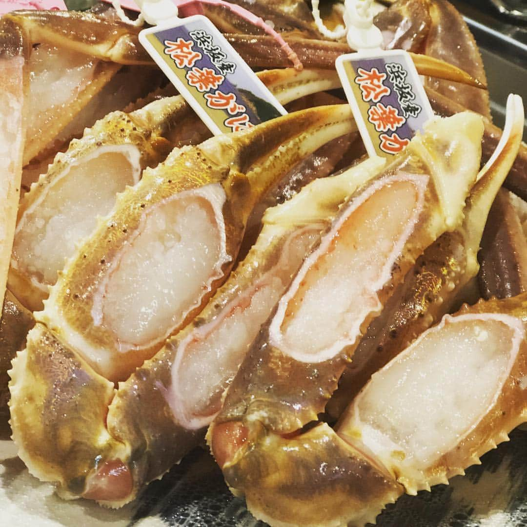 盛山晋太郎さんのインスタグラム写真 - (盛山晋太郎Instagram)「最高のカニを食べた。ええカニ過ぎて甲殻類アレルギーを吹き飛ばしてやった(個人差大アリ) 僕の地元の先輩のお店です！昔は堺のホオジロザメと呼ばれ恐ろしかった先輩が、今では魚に恋い焦がれ情熱を注いでます！ウソなしで本当におススメのお店。天王寺に寄った際は是非。  #うおはる #天王寺 #阿倍野 #松葉ガニ #堺のホオジロザメ #今では堺のクリオネ #写真はその先輩ではなく店長さん」11月20日 11時16分 - morishimc