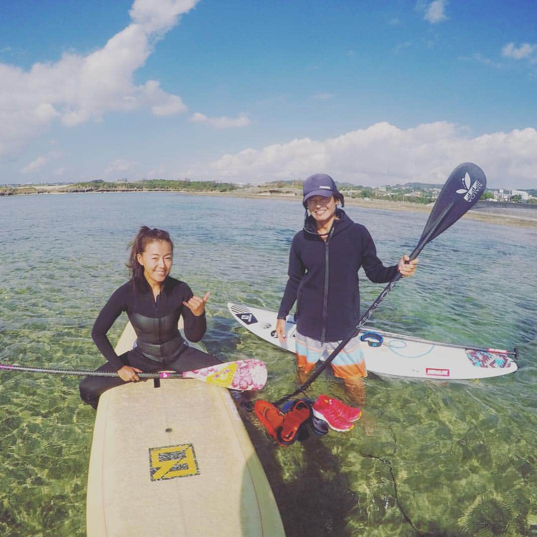 田中律子さんのインスタグラム写真 - (田中律子Instagram)「波乗り🏄‍♀️した後にダイブしたくなるくらい海が綺麗で水が綺麗で、サンゴもたくさん小さいのが育ってるし、ソラスズメダイもたーくさんいるし、やっぱり沖縄の海は最高ーーーー❤️貸切りで波乗り出来るのも沖縄最高🙌  東京は寒いし、冬の気配がしてきましたね❄️みなさま、風邪などひかないよーに、今日もステキな1日を🙌✨ photo @kosukesup  #okinawa  #surfgirl  #surfinglife  #mysweethome  #sup  #beachlifestyle」11月20日 12時01分 - ri2kotanaka