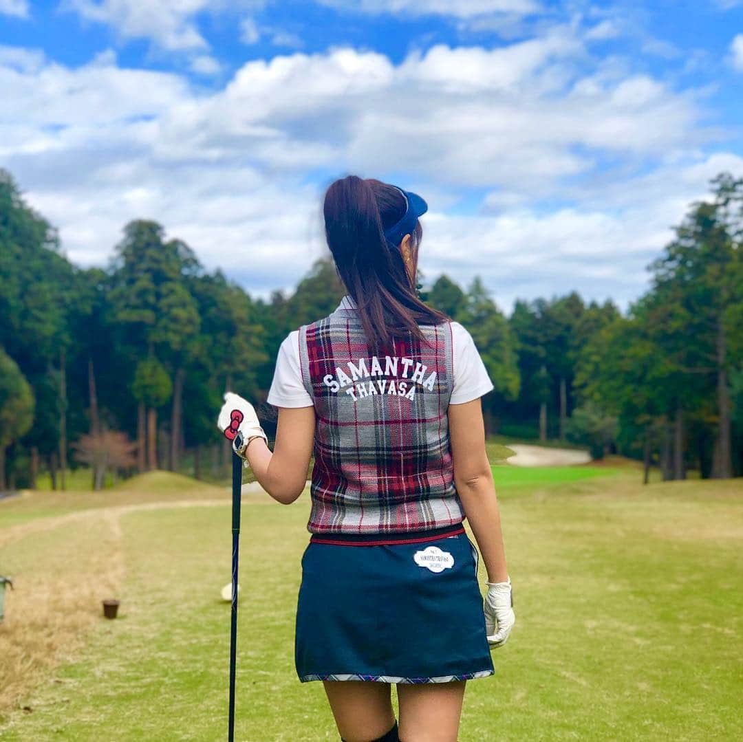 高橋としみさんのインスタグラム写真 - (高橋としみInstagram)「今日はいい天気⛳️ 朝はちょっと寒かったけどgolf日和❤️ 寒くて顔が笑えてない🤣 . ウェアは全身 @samantha_golf だよ✨✨ ウェアに合わせて髪型もハーフアップ😊 サマンサのウェアはサイズ感も良くて形もキレイ✨ . #ゴルフ#ゴルフ女子#サマンサタバサゴルフ」11月20日 12時14分 - toshimi_1002