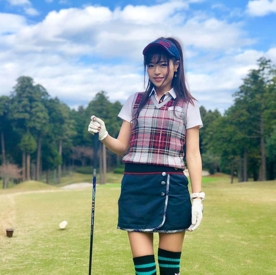 のインスタグラム：「今日はいい天気⛳️ 朝はちょっと寒かったけどgolf日和❤️ 寒くて顔が笑えてない🤣 . ウェアは全身 @samantha_golf だよ✨✨ ウェアに合わせて髪型もハーフアップ😊 サマンサのウェアはサイズ感も良くて形もキレイ✨ . #ゴルフ#ゴルフ女子#サマンサタバサゴルフ」