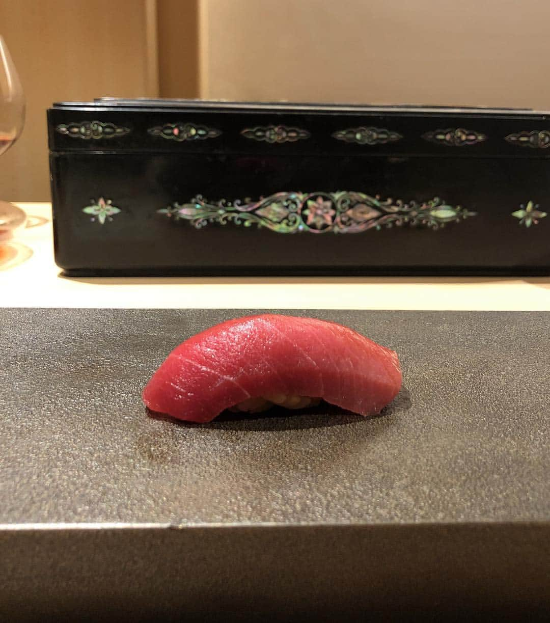 濱野りれさんのインスタグラム写真 - (濱野りれInstagram)「Sushi restaurant 'hakkoku' #Reservation ➡︎ 2-3 month #Taste ➡︎ Ａ It's good for who is big eater🐴 Cuz there're 32 nigiri!! But I'm not that one so I cannot eat all of them as always😖 I'm getting sorry for that... . . #rirelog#hakkoku#sushi#sushistagram#toptokyorestaurants#tokyorestaurant#ginza#tokyoeats#foodie#foodstagram#gourmet#tabelog#winelover#maguro#食べログ#鮨#寿司#銀座#食べるの大好き#食べ歩き#東京グルメ#グルメ部#グルメ女子#たべすたぐらむ#はっこく」11月20日 12時19分 - riregram