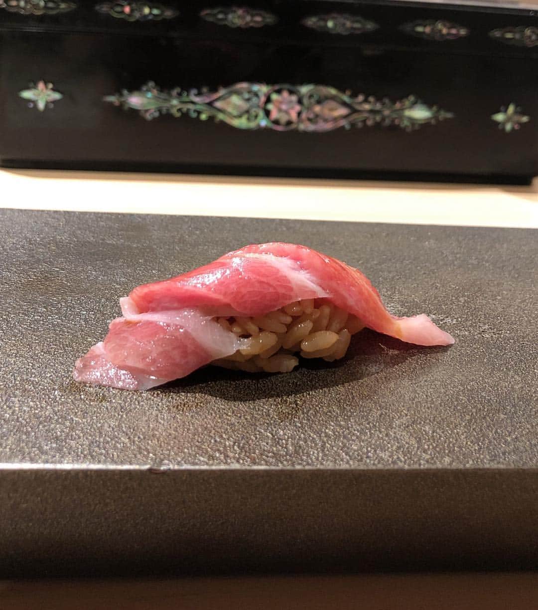 濱野りれさんのインスタグラム写真 - (濱野りれInstagram)「Sushi restaurant 'hakkoku' #Reservation ➡︎ 2-3 month #Taste ➡︎ Ａ It's good for who is big eater🐴 Cuz there're 32 nigiri!! But I'm not that one so I cannot eat all of them as always😖 I'm getting sorry for that... . . #rirelog#hakkoku#sushi#sushistagram#toptokyorestaurants#tokyorestaurant#ginza#tokyoeats#foodie#foodstagram#gourmet#tabelog#winelover#maguro#食べログ#鮨#寿司#銀座#食べるの大好き#食べ歩き#東京グルメ#グルメ部#グルメ女子#たべすたぐらむ#はっこく」11月20日 12時19分 - riregram
