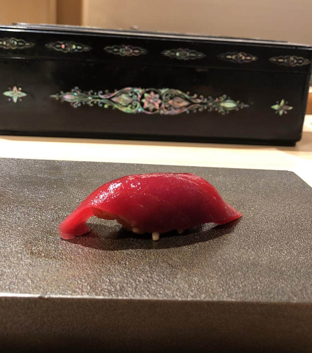 濱野りれさんのインスタグラム写真 - (濱野りれInstagram)「Sushi restaurant 'hakkoku' #Reservation ➡︎ 2-3 month #Taste ➡︎ Ａ It's good for who is big eater🐴 Cuz there're 32 nigiri!! But I'm not that one so I cannot eat all of them as always😖 I'm getting sorry for that... . . #rirelog#hakkoku#sushi#sushistagram#toptokyorestaurants#tokyorestaurant#ginza#tokyoeats#foodie#foodstagram#gourmet#tabelog#winelover#maguro#食べログ#鮨#寿司#銀座#食べるの大好き#食べ歩き#東京グルメ#グルメ部#グルメ女子#たべすたぐらむ#はっこく」11月20日 12時19分 - riregram